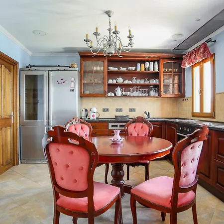 Апартаменты La Coraillere Waterfront With Private Pool And Sea Access *