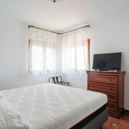 Апартаменты La Coraillere Waterfront With Private Pool And Sea Access *