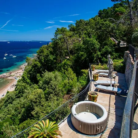 Апартаменты La Coraillere Waterfront With Private Pool And Sea Access