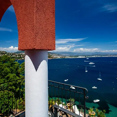 Апартаменты La Coraillere Waterfront With Private Pool And Sea Access