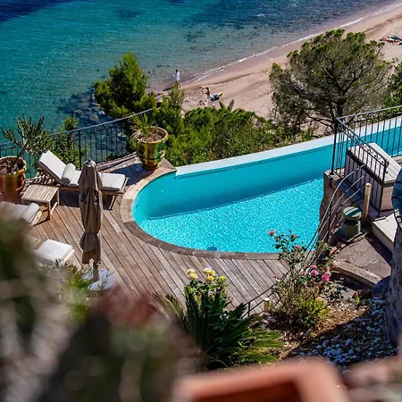 Апартаменты La Coraillere Waterfront With Private Pool And Sea Access *