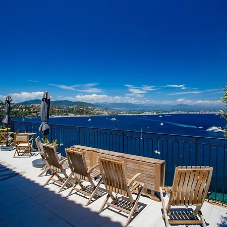Апартаменты La Coraillere Waterfront With Private Pool And Sea Access *