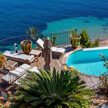 Апартаменты La Coraillere Waterfront With Private Pool And Sea Access Теуль-сюр-Мер